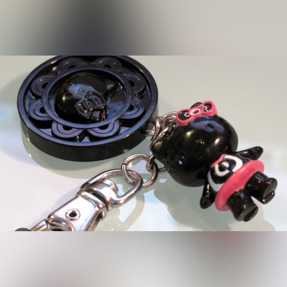 MAC Cosmetics x Hello Kitty Collection key chain 🩷🖤 Brand New Very Rare!